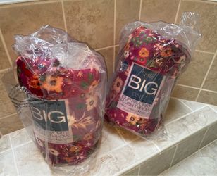 The Big One Plush Throws (2)