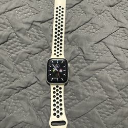 Silver Apple Watch SE 44mm