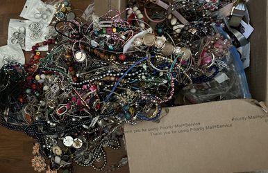 Huge 20lb Lot Treasure Trove Of Costume Jewelry - Crafting, Art, Beads, Resale