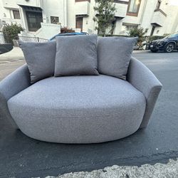 Basically New Loveseat (swivels ) 360 Degrees  Can Deliver It  🚚 