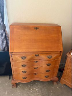 EARLY 20TH C. TIGER MAPLE SERPENTINE SLANT FRONT DESK