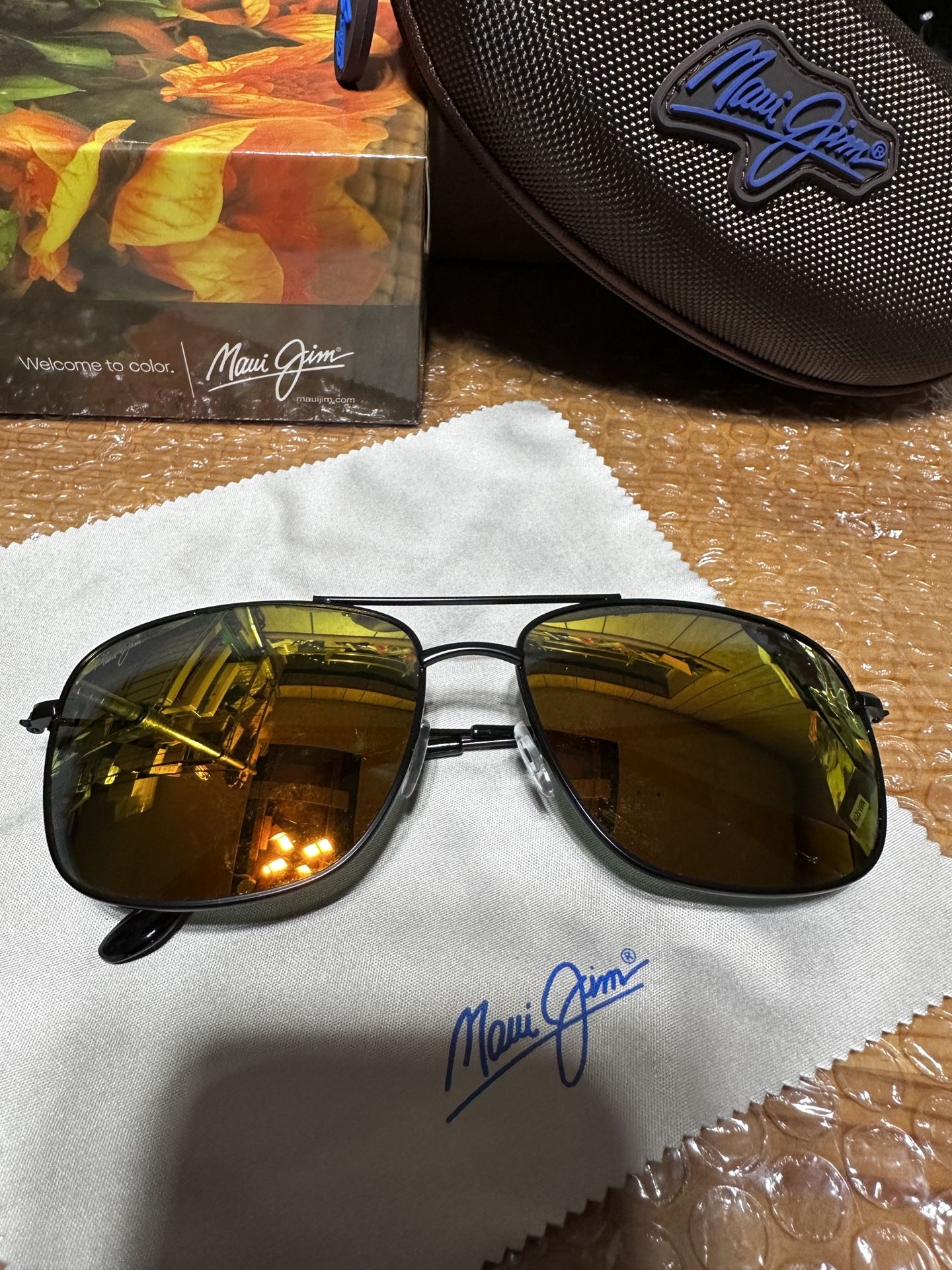 Jim Maui classic sunglasses with black frame and gold fluorescence