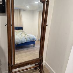 Standing bedroom mirror