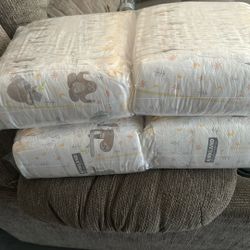 Kirkland Size 4 Diapers 