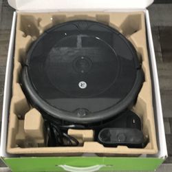 iRobot Roomba 692 Robot Vacuum - Wi-Fi Connectivity, Personalized Cleaning Recommendations, Works with Alexa, Good for Pet Hair, Carpets, Hard Floors,