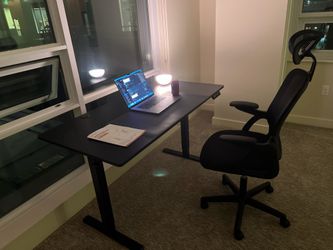 Electric standing desk