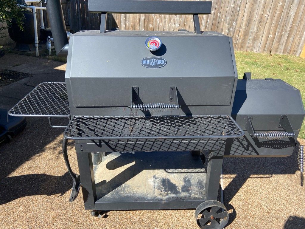 Kingsford Stockade 49 in. Charcoal Smoker and Grill Dark Grey
with Counterbalance Lid