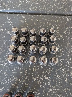 Lug Nut Set With Wheel Locks