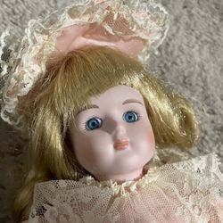 Vintage THE HERITAGE MINT LTD 1988 Porcelain Doll With Cloth Body 15"