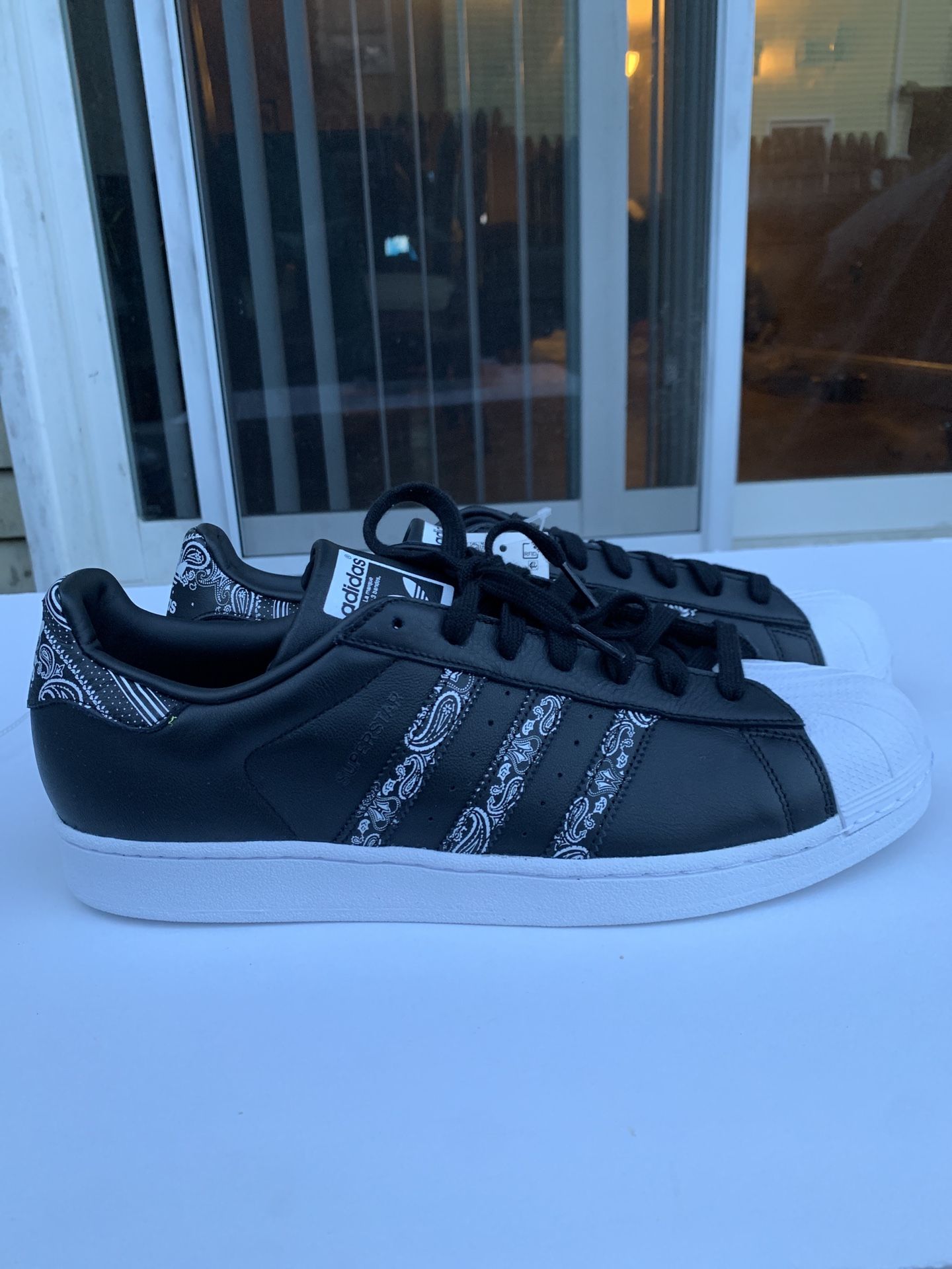 Adidas superstar graffiti men’s SIZE 13