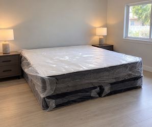 King regular mattress and box spring new