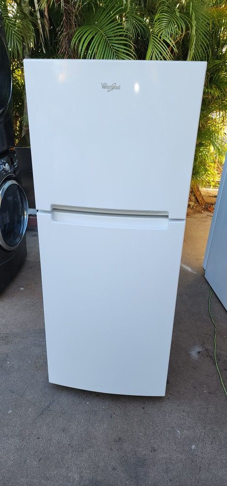 WHIRLPOOL REFRIGERATOR TOP AND BOTTOM 24X60 LIKE NEW