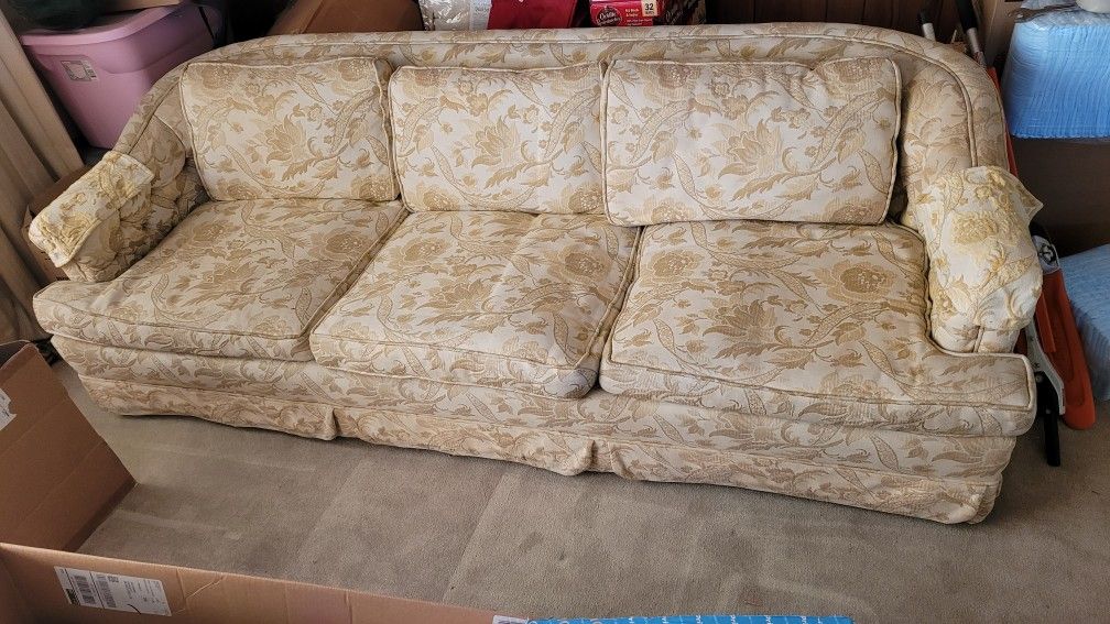 Vintage Floral Couch With Pull Out Bed