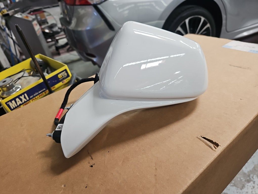 2016 TO 2019 CHEVROLET CAMARO LEFT DRIVER LH DOOR VIEW MIRROR OEM COLOR WHITE IN EXCELLENT USED CONDITIONS NO BROKEN TABS