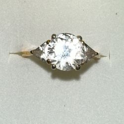 3 Stone Gold Plated Ring. Size 8. I WILL BE IN BAKERSFIELD 05/04