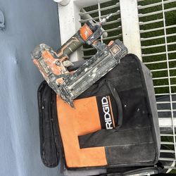 RIDGID 18-Gauge Brad Nailer w/ Bag - Works Great