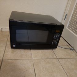 GE 2 cu ft. Microwave - black 