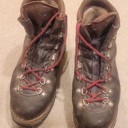 MEINDL WOMEN'S HIKING BOOTS. SIZE 9. In Mill Creek.