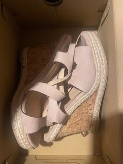 Wedged buckle shoes
