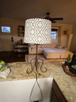 NEAR MINT TABLE LAMP 