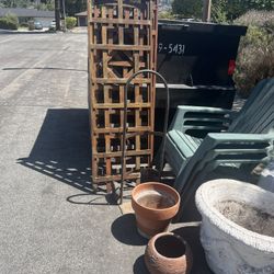 Free Curb Alert: Outdoor Gardening Items 