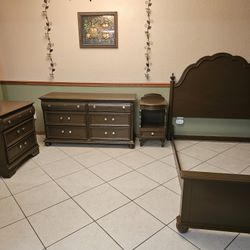 Queen Size Bedroom Set 