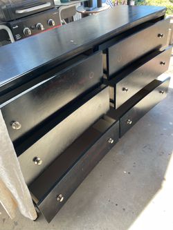 Dresser 6 Drawers missing couple nobs