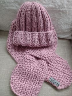 Hand Knit Bulky Set Of Hat And Scarf,New, Dusty Pink.