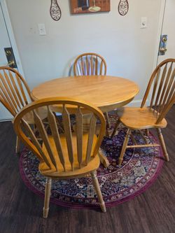 Round table + 4 chairs New Bedford
