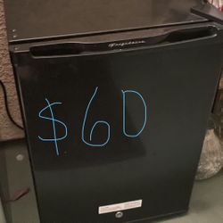 Mini Fridge PERFECT CONDITION/ VERY COLD PICK UP DTLA NEAR UNION STATION