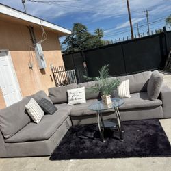 Jerome’s Furniture Sectional Couch 🛋️ 