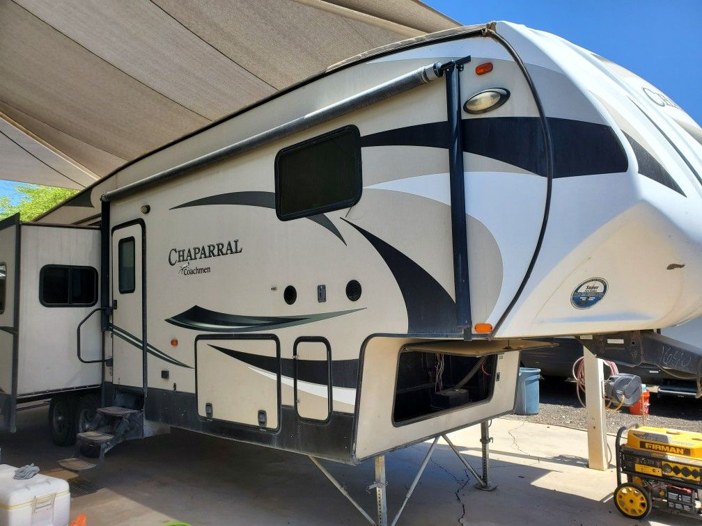 2015 Coachmen Chaparral 35 ft fifth wheel three slides delivered/setup