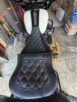 Saddlemen Extended Reach Road Sofa Seat for a 2008–2018 Harley-Davidson Street Glide.