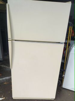 Very Clean! Amana Freezer-On-Top Refrigerator!