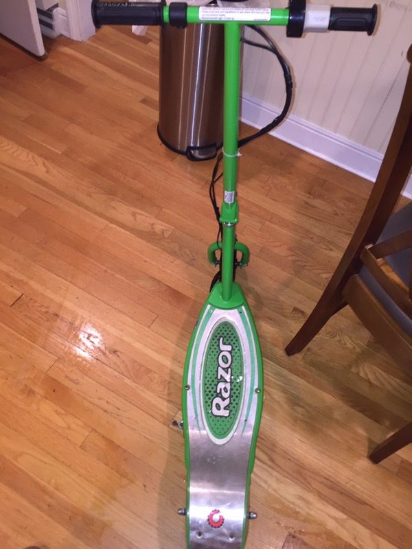 Fairly Brand new Razor Rechargeable Scooter 15mph with Charger ..Pick up in Ashland ma