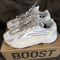 Yeezy 700 v2