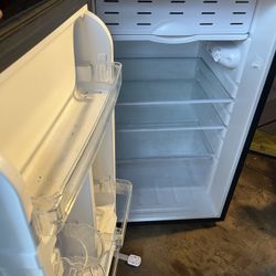 Mini fridge 