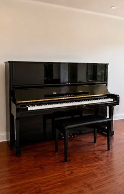 Yamaha U1 Upright Piano Manufactured 2006 in Japan 48" Polished Ebony Studio Vertical Piano