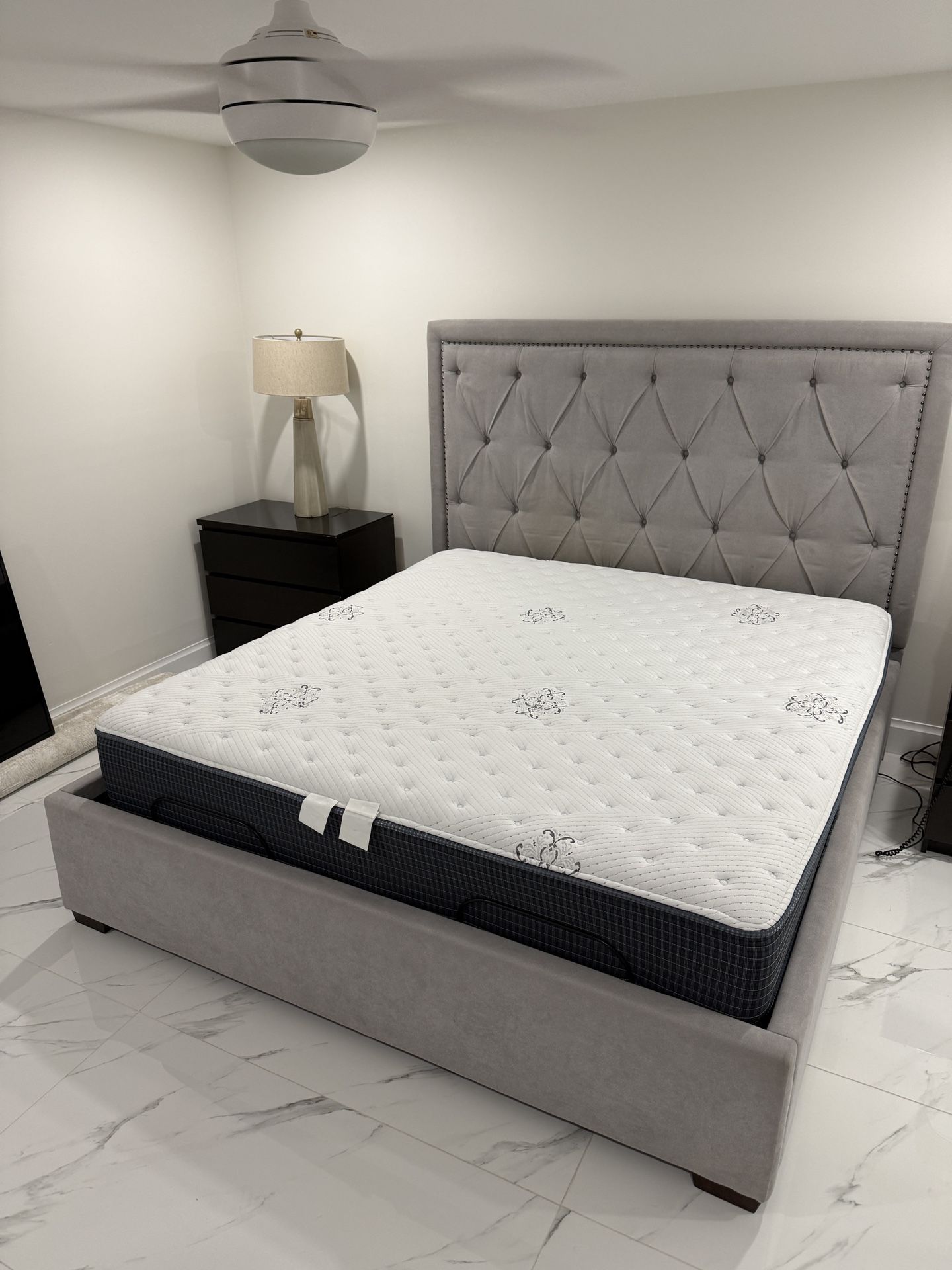 King Beautyrest Silver Mattress – Like New