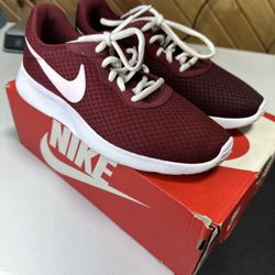 Nike Women’s Tanjun Size 9