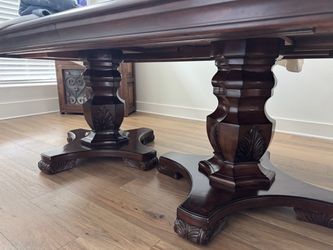Beautiful dining table only no chairs