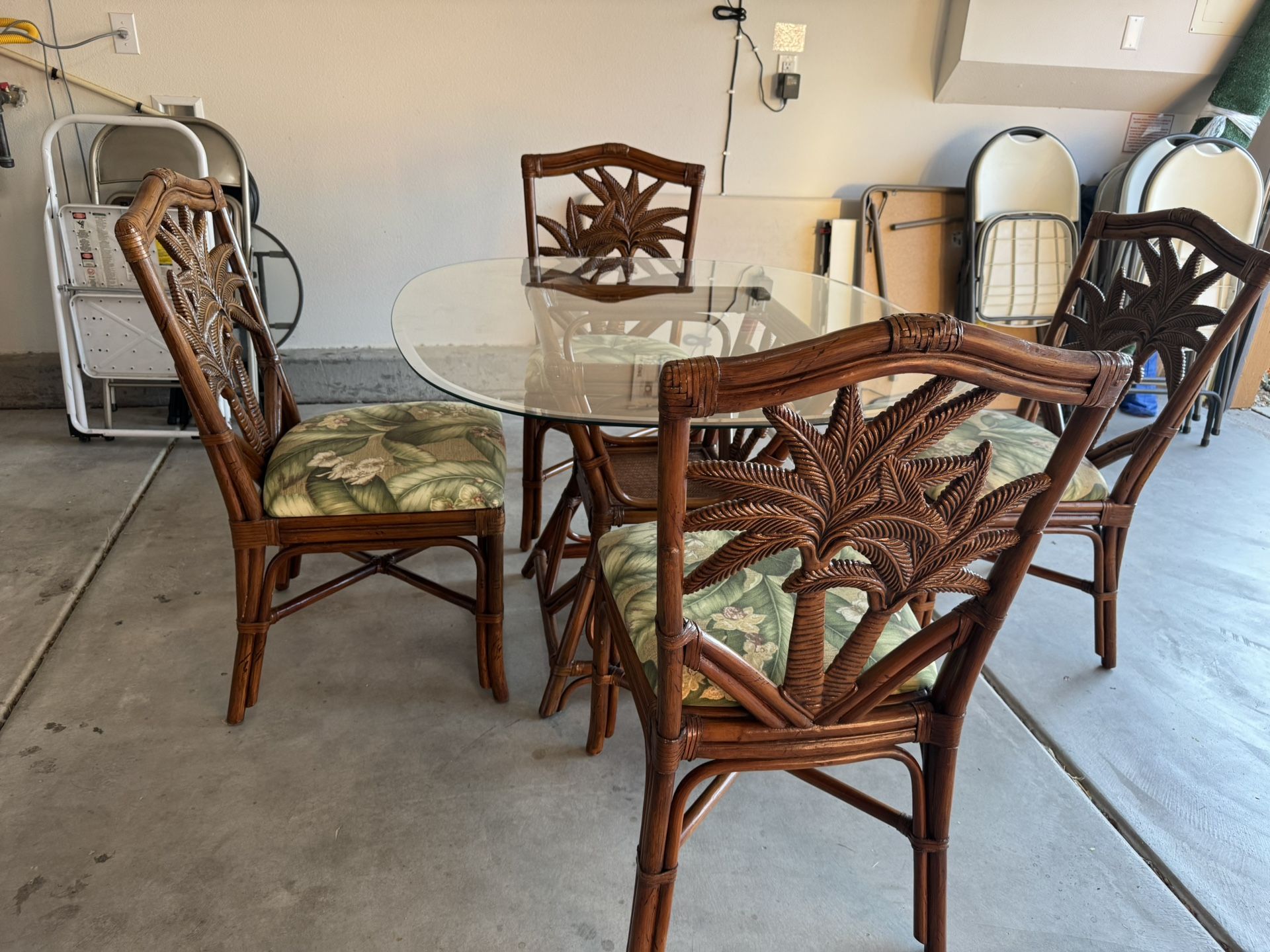 Beachy Dining Room Table And Chairs