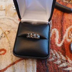 Ladies 10k Yellow Gold Ring Tested For Purity.  Black Stones  That Shine.size 6