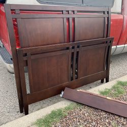 BEAUTIFUL QUEEN SIZE BEDROOM SET: BED FRAME, CHEST, NIGHTSTAND🥰