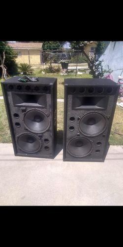 2 DJ speakers