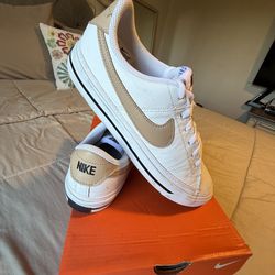 Girls Youth Nike court legacy (Size 7)