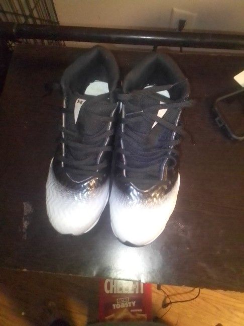 Under Armor Cleats Like New