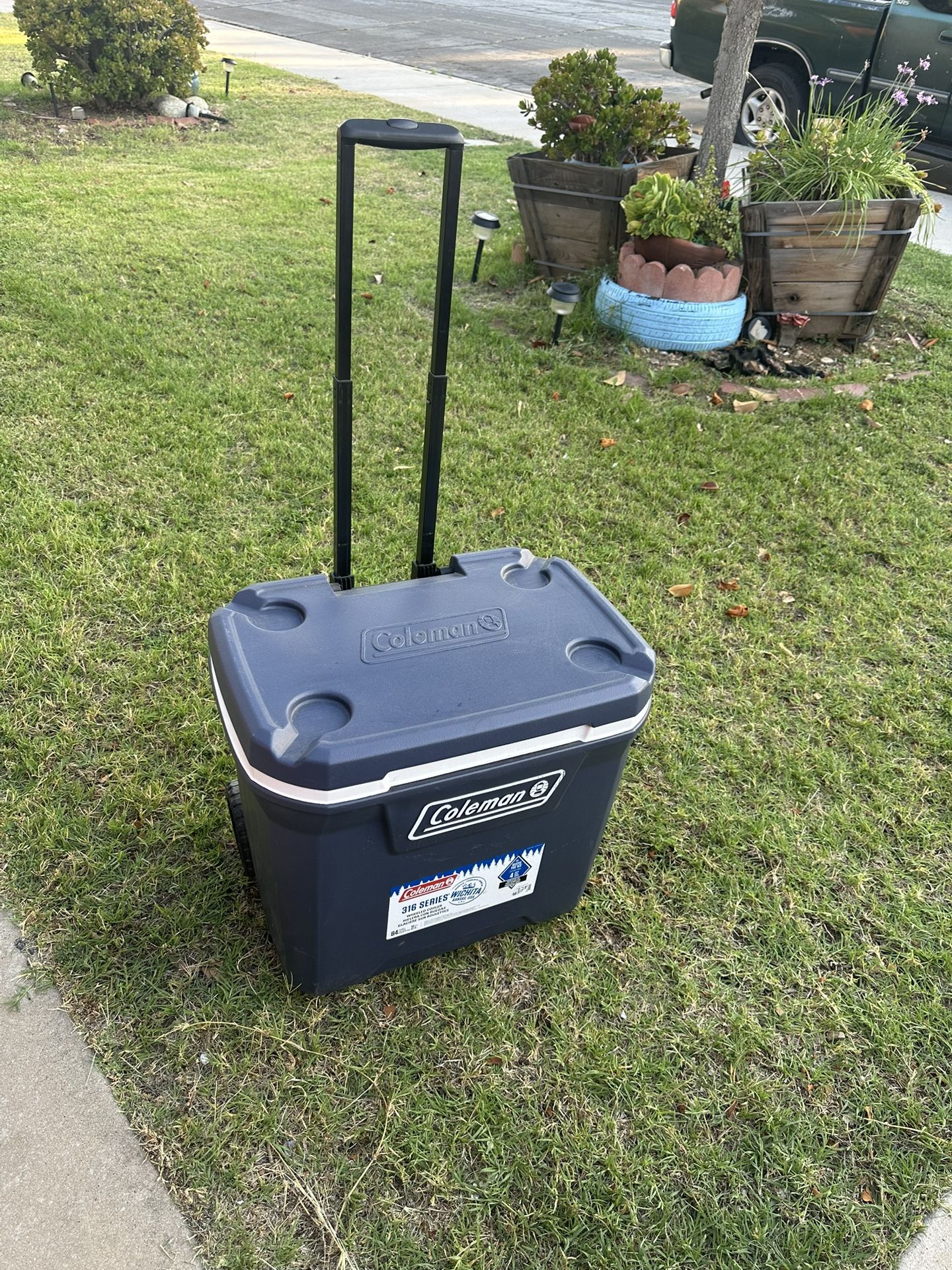 Coleman 316 series wheeled cooler 84 cans 50 qt Blue Nights