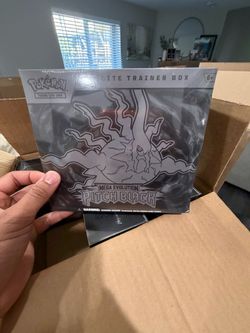 Pokémon Mega Evolution Pitch Black Elite Trainer Box