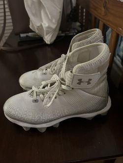 Boys Under Armour Cleats Size 4.5 Excellent Condition 